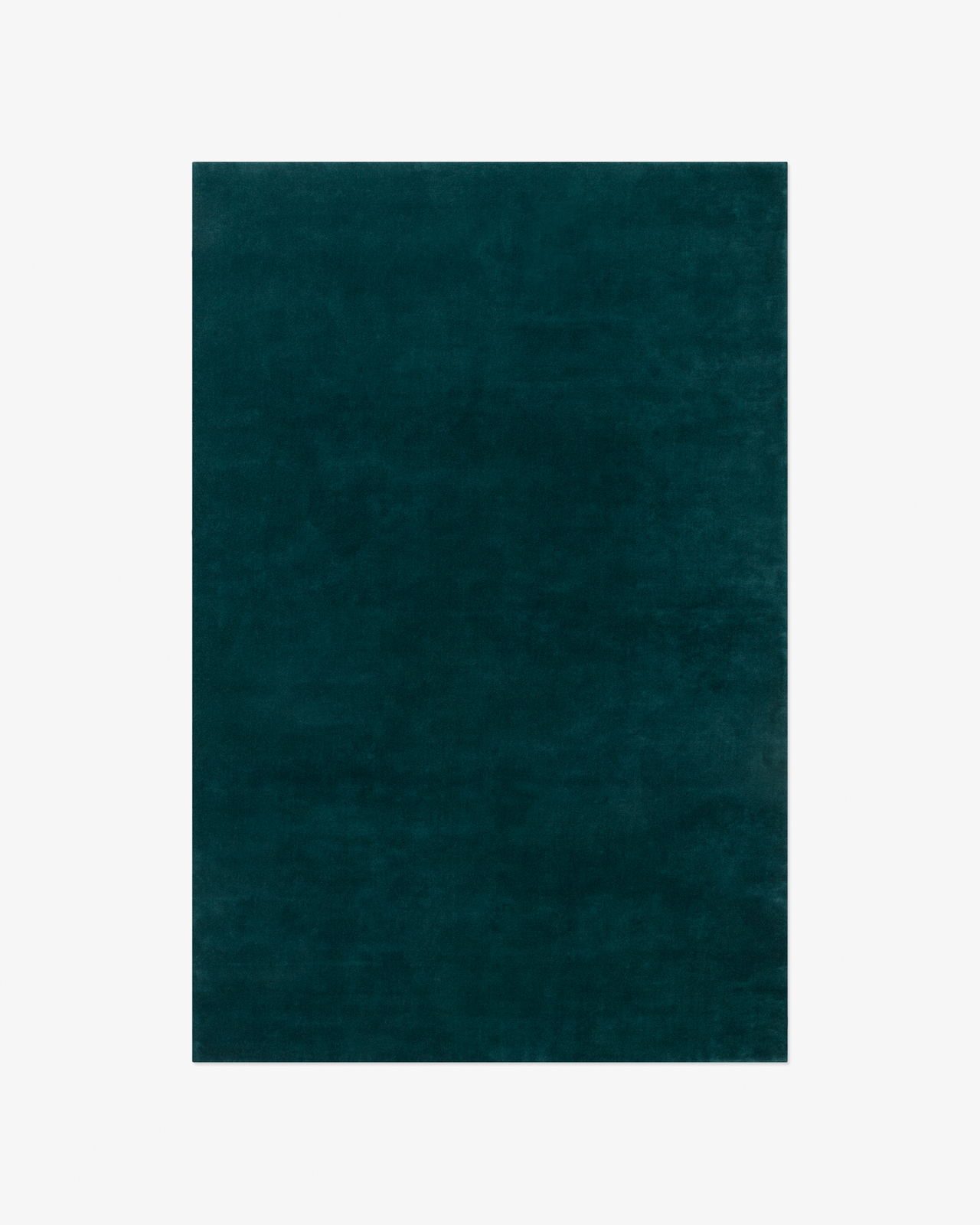 Tapis Grand en Emerald Green : un tapis moelleux en laine vert profond, à la surface lisse et aux poils denses.