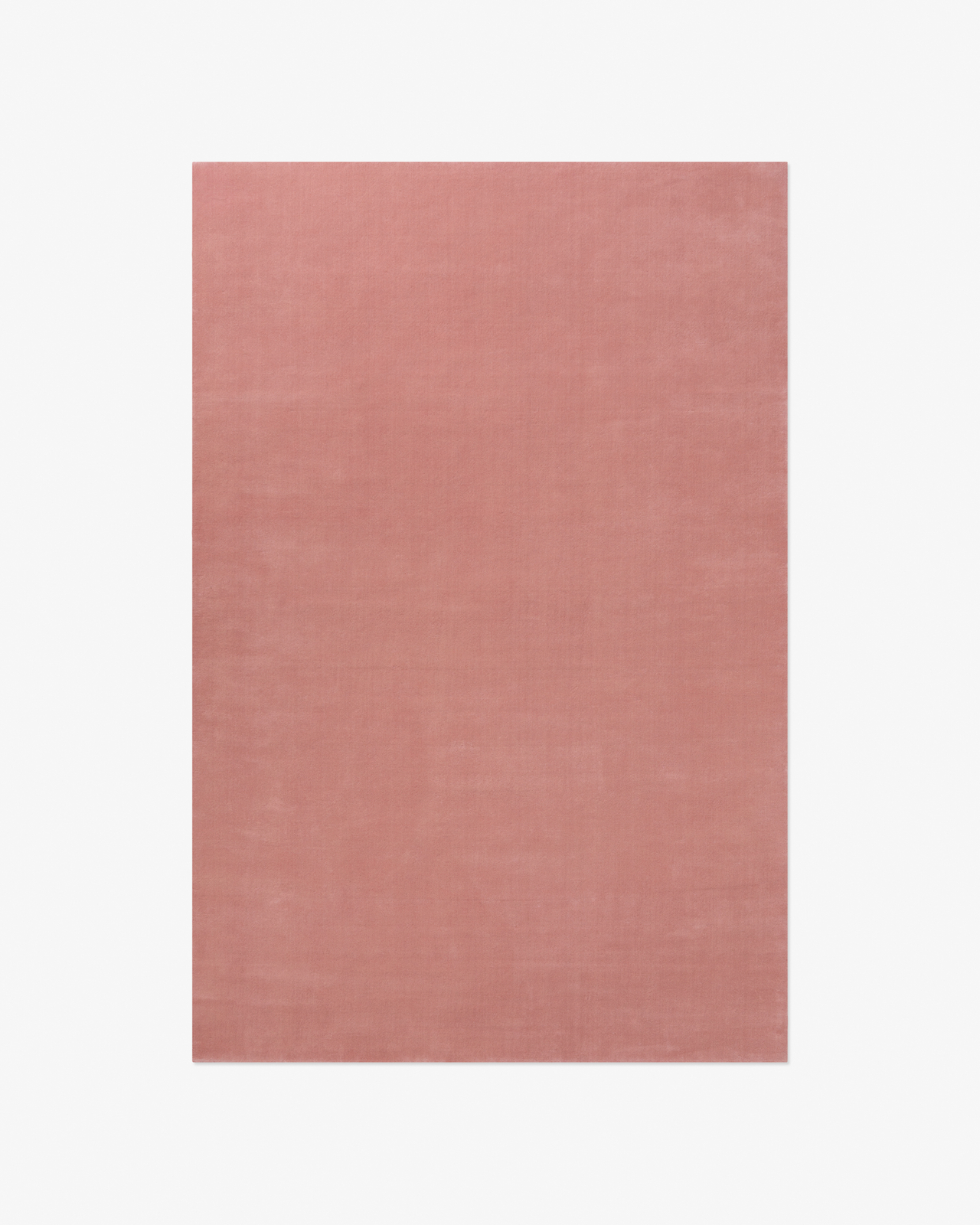Tapis moelleux Grand en Sakura Pink, un ton rose doux à la texture dense et au fini légèrement brillant.