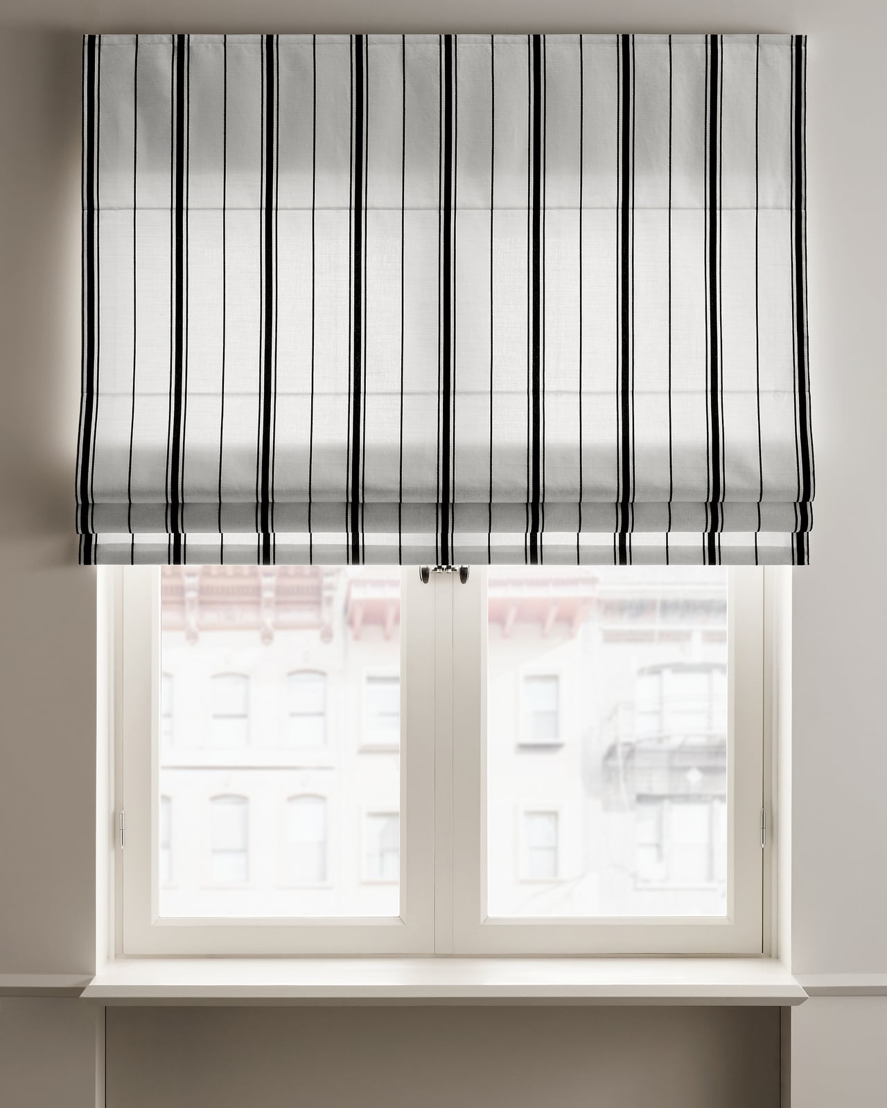 Nordic Knots, Baumwolle-Leinen Raffrollos / Abdunkeln, The Triple Stripe – Dusty White/Black