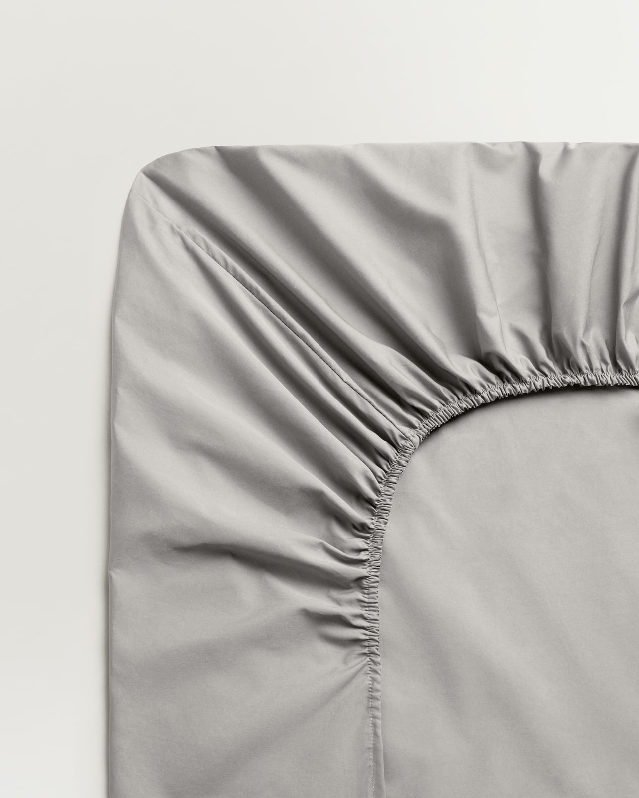 Nordic Knots, Baumwolle Bettwäsche und Dekoration, Percale Fitted Sheet – Gray/Black