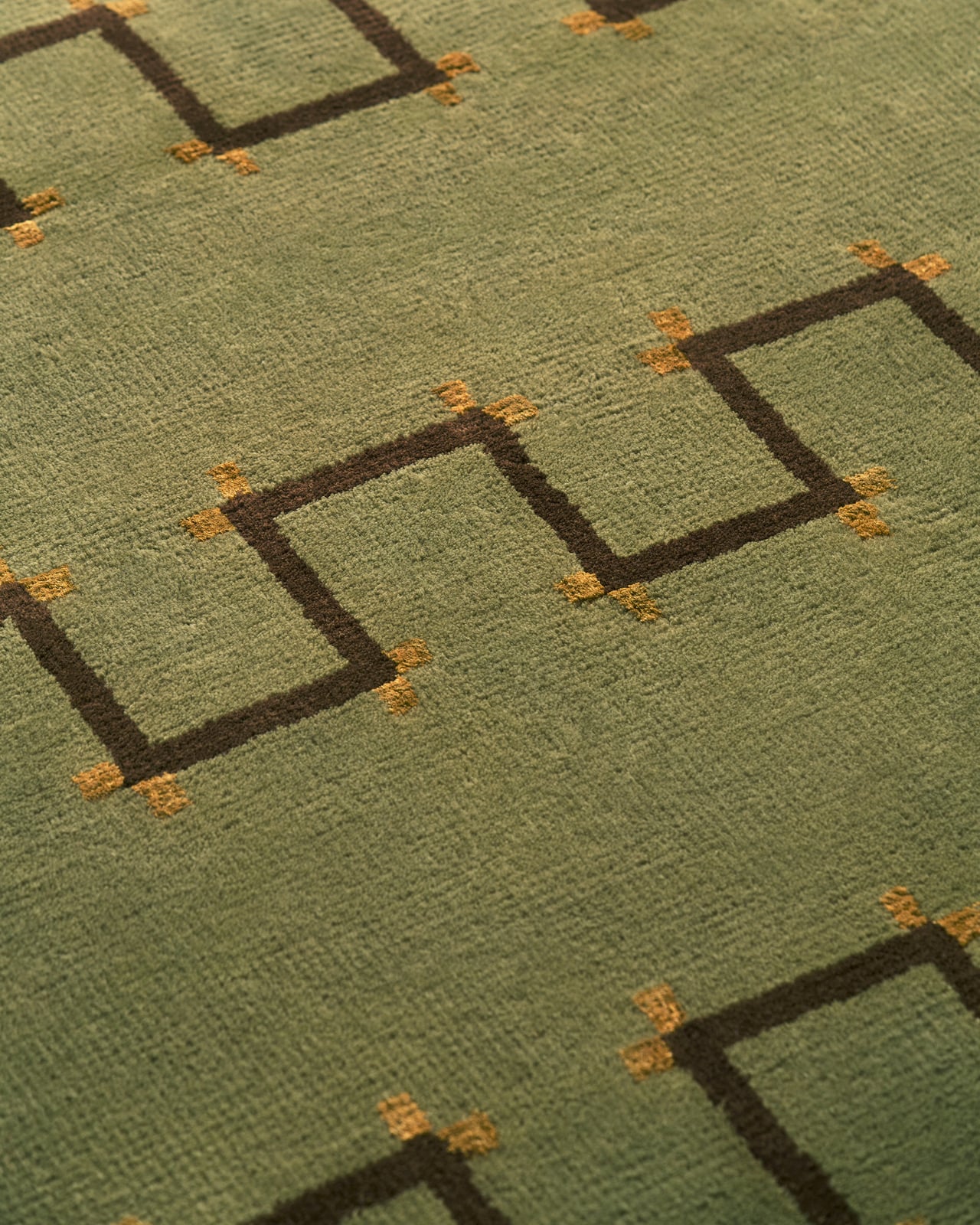 Matches - Moss - 170x240 cm tapis en vert, avec un motif géométrique rythmé sur un velours coupé dense.