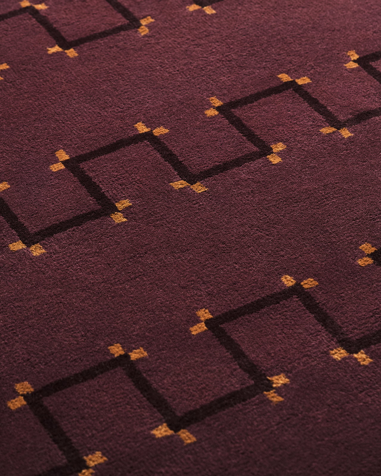 Matches - Plum - 170x240 cm tapis en violet avec motif géométrique rythmé et accents en soie dorée sur velours coupé.