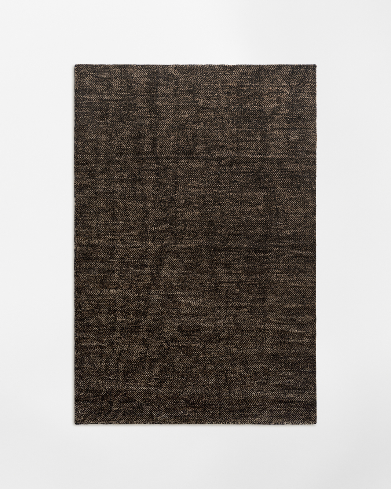 Savanna - Dark Jute/Black - 170x240 cm tapis en jute et laine aux tons sombres et terreux.