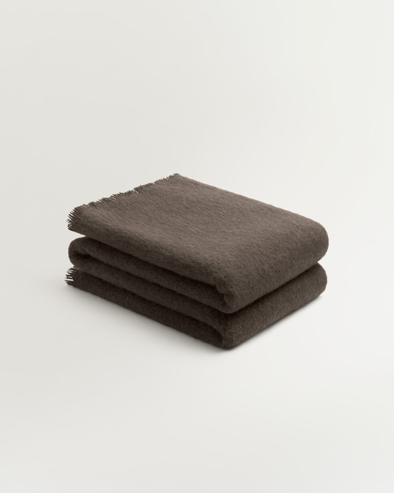 Solid Brushed Alpaca Throw – Mocha Plaid in dunklem Braun aus Woll- und Alpakamischung mit gebürsteter Oberfläche und Fransen.