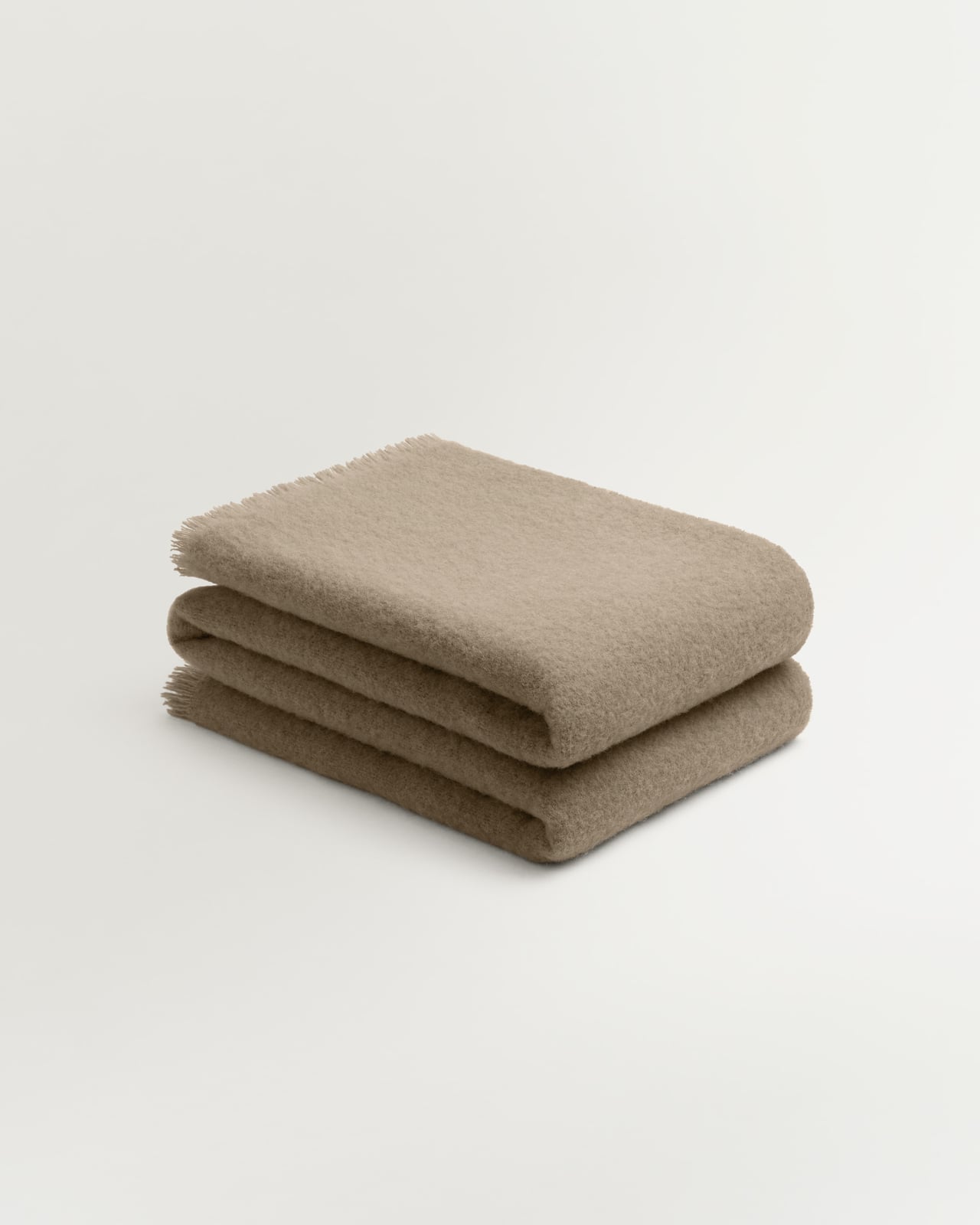 Solid Brushed Alpaca Throw in Nougat, ein Plaid aus einer Wollmischung mit gebürsteter Oberfläche und feinen Fransen.