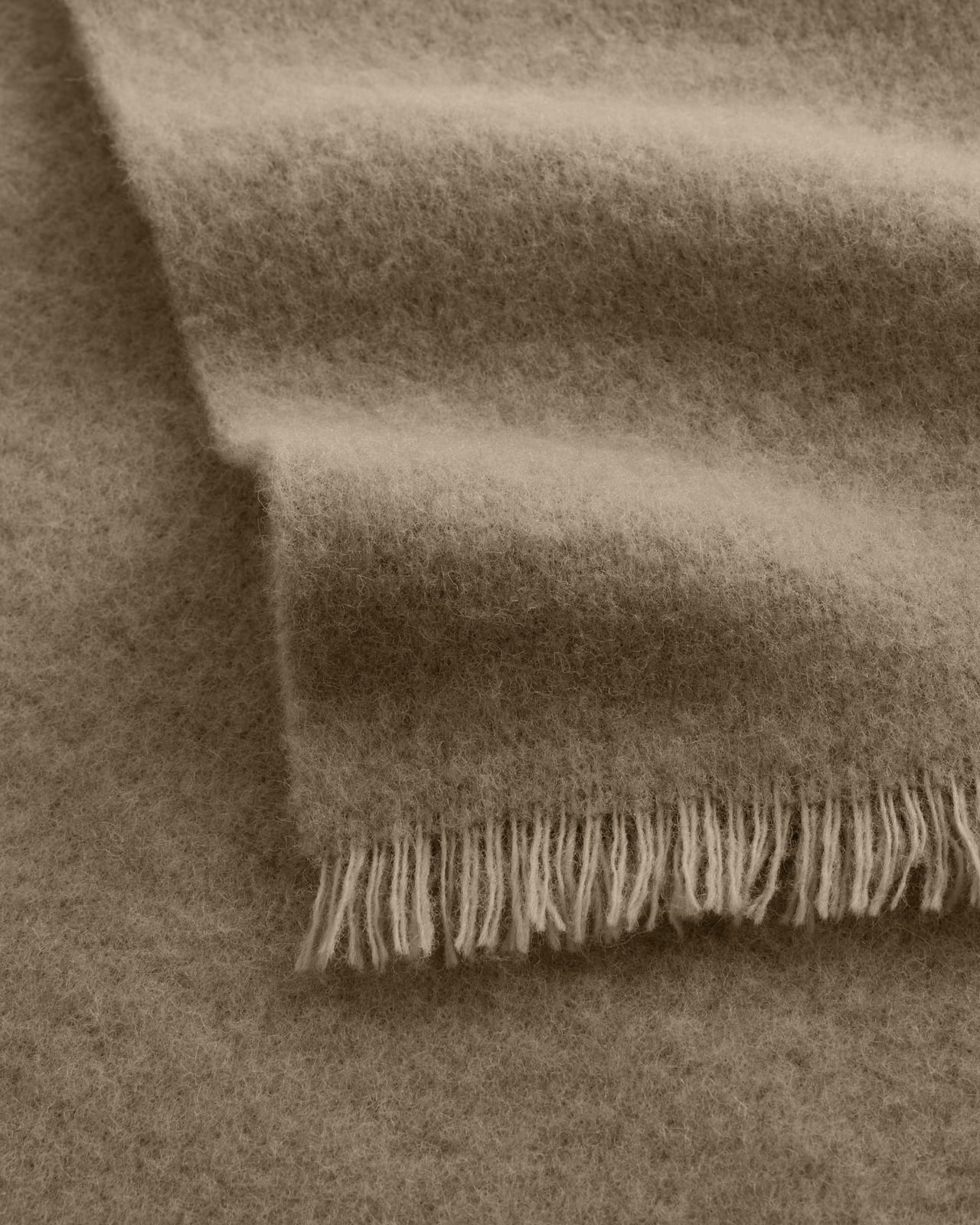 Solid Brushed Alpaca Throw in Nougat, ein Plaid aus einer Wollmischung mit gebürsteter Oberfläche und feinen Fransen.