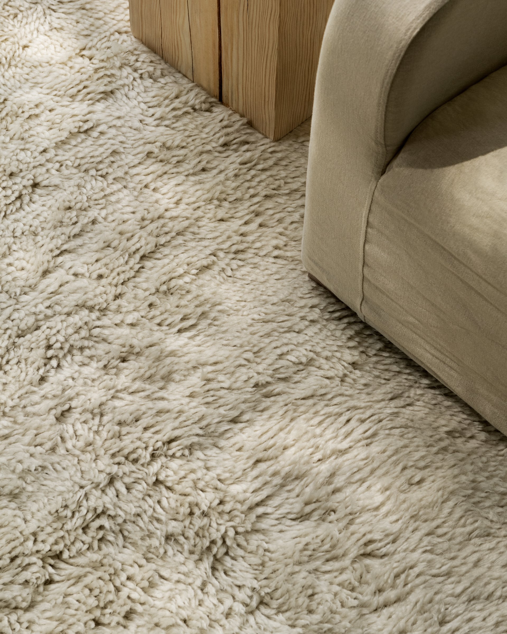 Fields – Dusty White | Shag Wool Rug | NORDIC KNOTS
